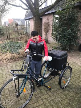 Driewielfiets met nieuwe eigenaar.jpg Driewielfiets met nieuwe eigenaar.jpg